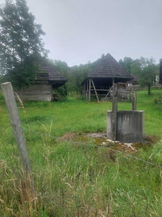 Vand  constructii  vechi din lemn folosite la fan si animale