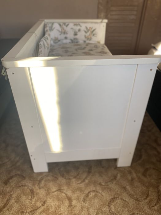 Patut bebe cu urme de uzura