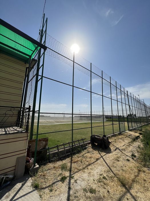 Ер СОТИЛАДИ , бинолари билан.