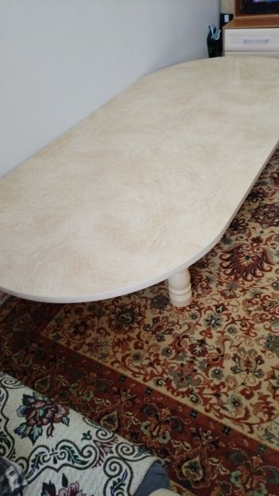 Продается стол гостинный