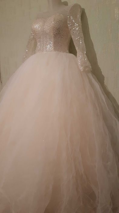 Свадебное платье, шубки