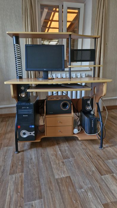 Стол компьютерный