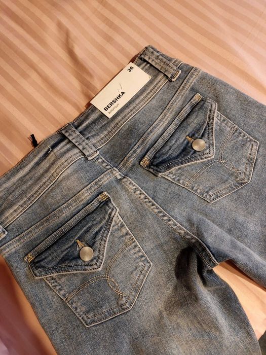 Blugi talie joasa Bershka