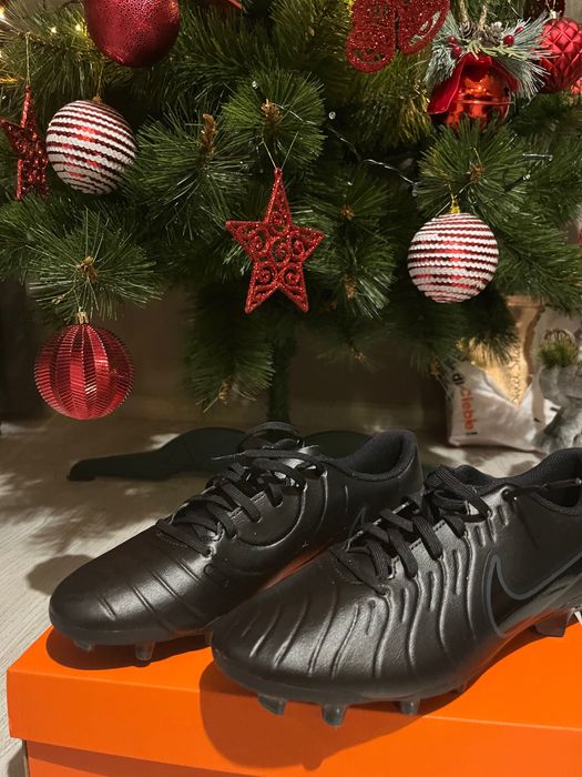 Чисто нови футболни бутонки, пращам ги и с кутията им, номер 49, 100лв