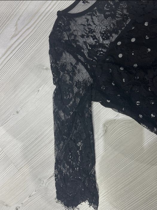 Rochie neagra cu mâneci din dantelă