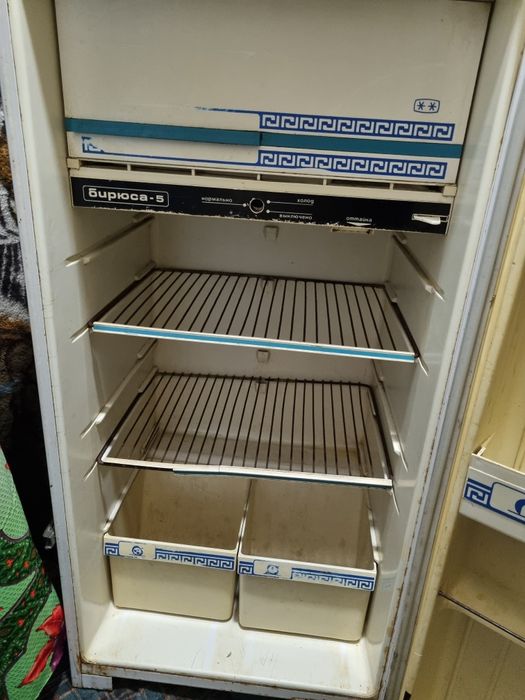 Kogonda Muzlatgich Buryusa-5 sotiladi