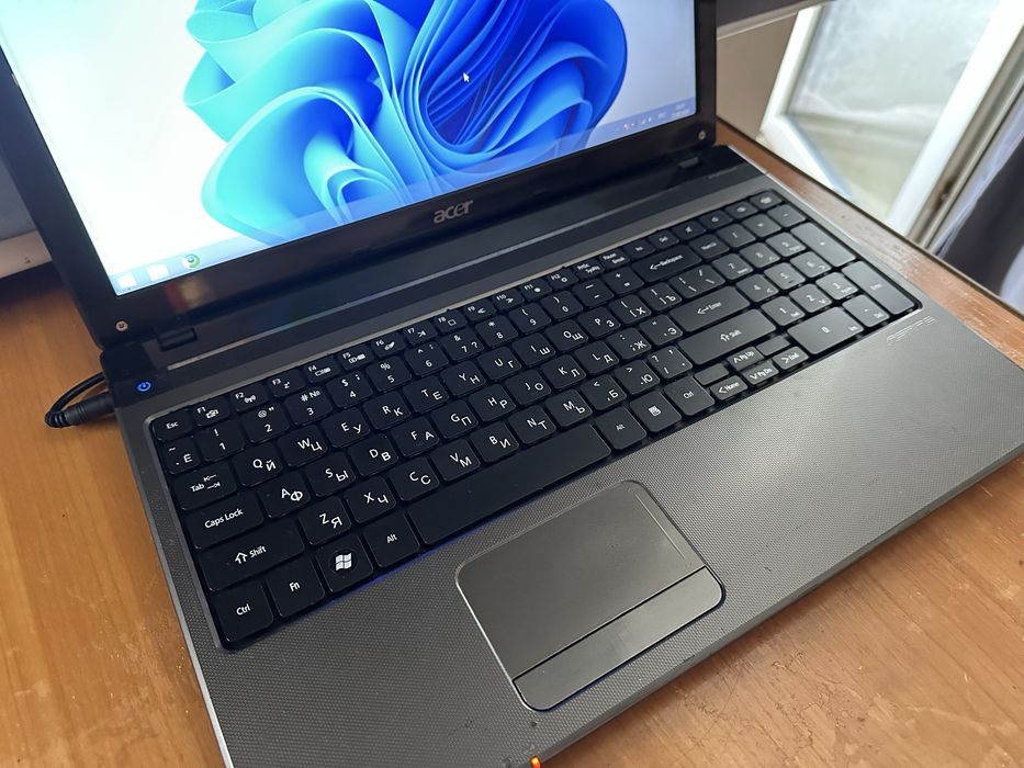 Ноутбук Acer CORE i5 + 4 ГБ ОЗУ