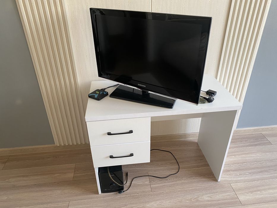 Продам телевизор и стол