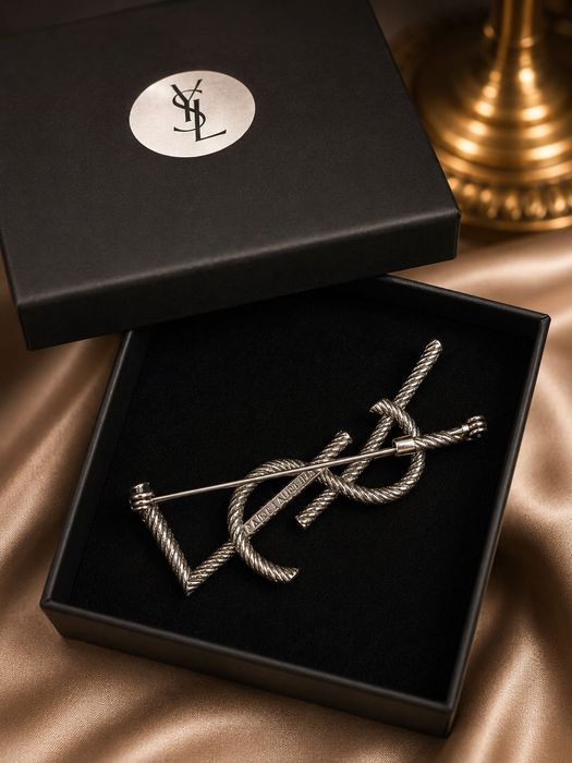 Брошка YSL C*H*A*N*E*L