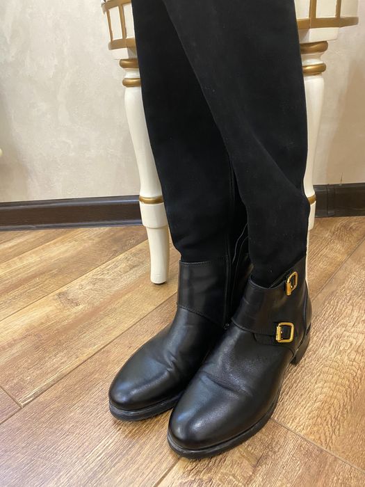 Черные комбинированные сапоги.