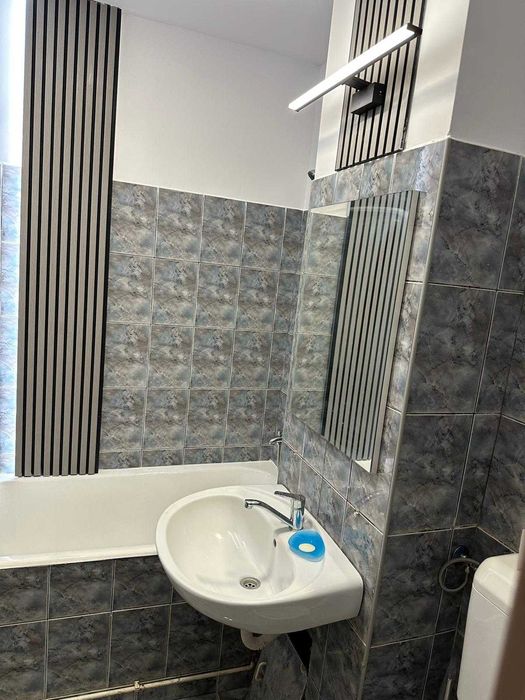 Locuiești sau câștigi? Apartament central, parter, ideal locuință sau business – complet utilat