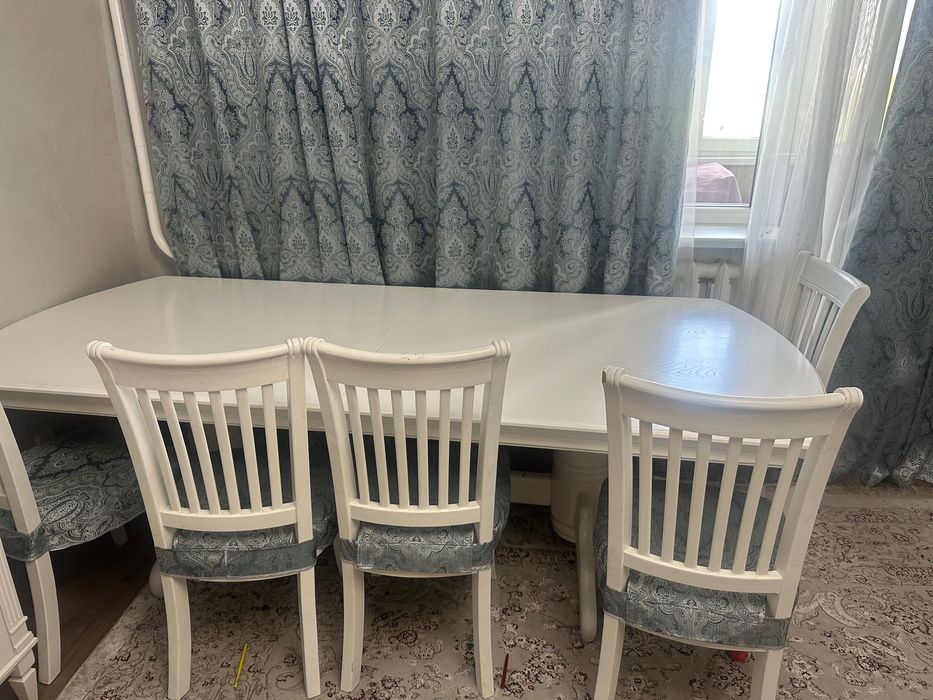 Стол со стульями