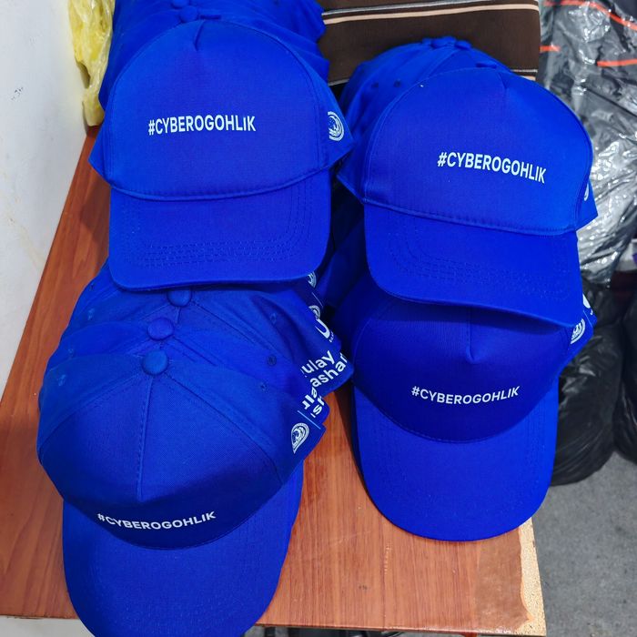 Кепки в наличии.