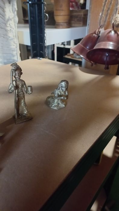 Малки стари бронзови фигури