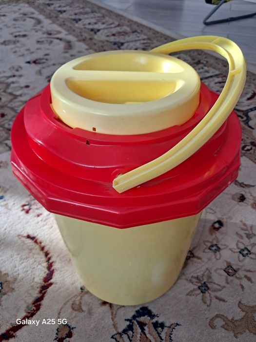 Конструктор  в подарок ведёрко.