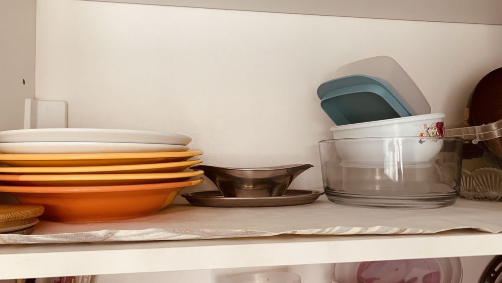 Посуда  , тарелаи, чашки, вазочки .