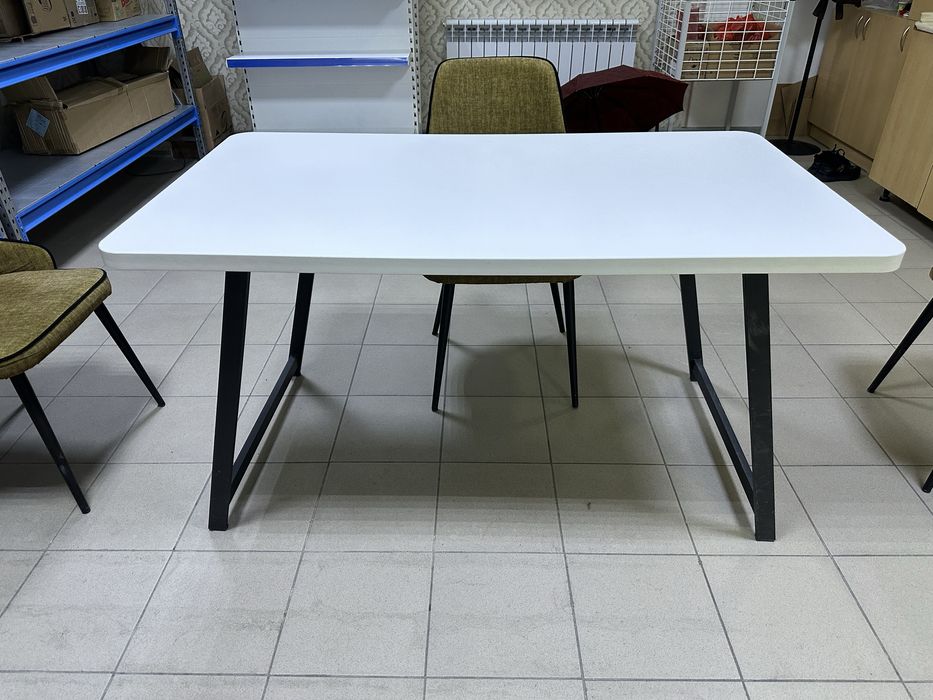 Стол и стулья.