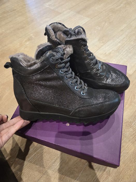 Продам зимние ботинки женские