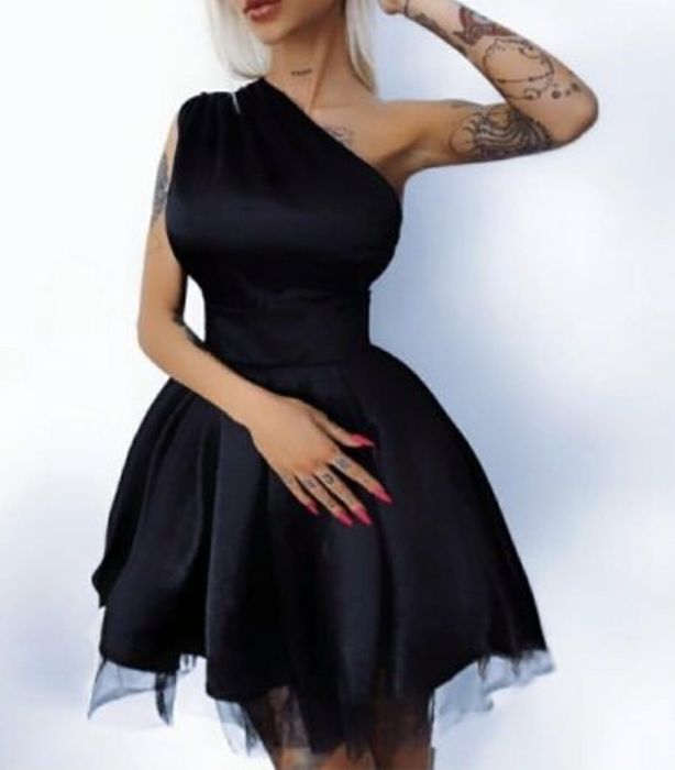 Елегантна асиметрична черна рокля -95%полиестер,5% еластан