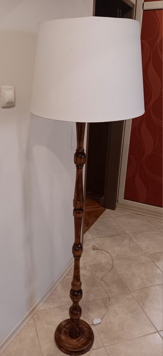 Лампион, дървена основа, кремав цвят на плата