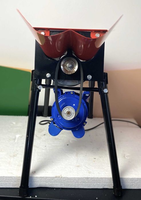 Batoza porumb Micul Fermier, 350 kg/ora, motor puternic