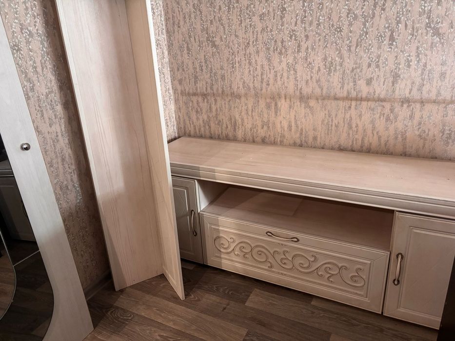 Продам тумбу с полкой