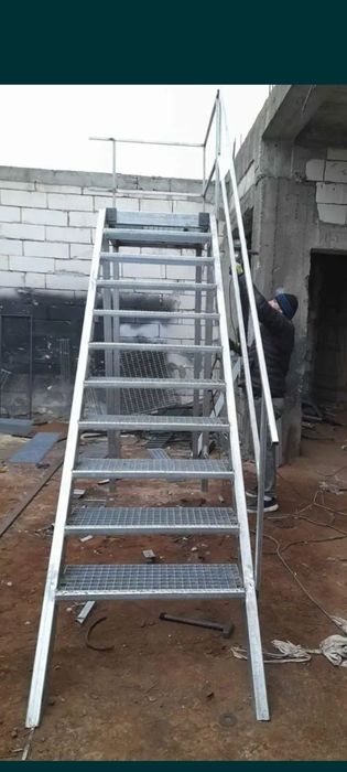 Scari zincate pe comanda