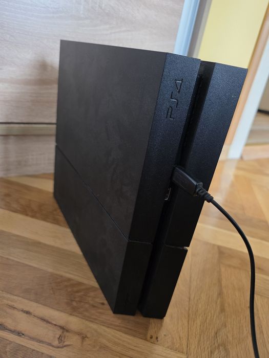 Playstation 4 един контролер