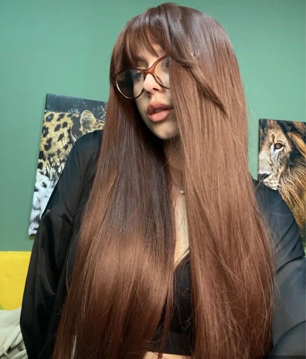 Шапка с руси плитки и с кестенява коса