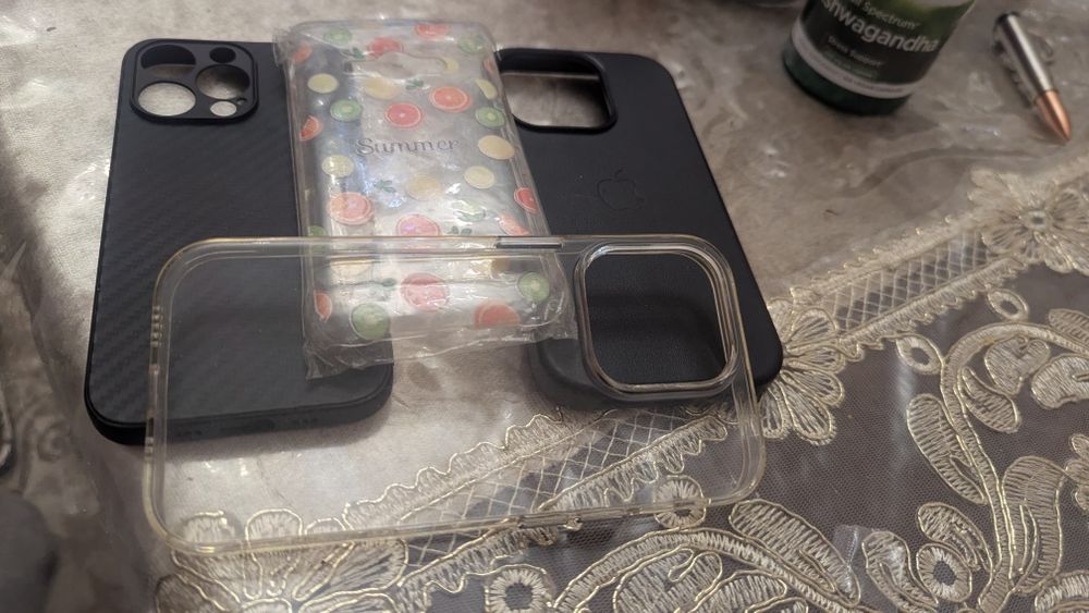 Отдам за плитки молочного шоколада чехлы на телефоны