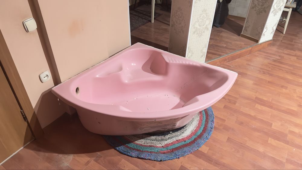 Угловая ванна керамическая