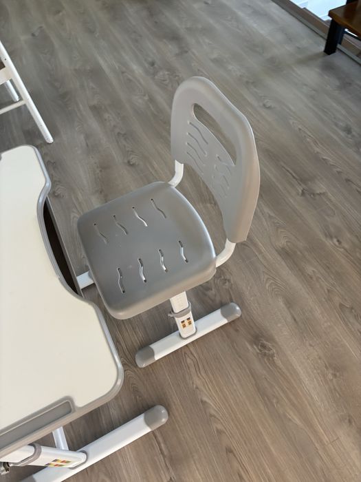 HOMCOM Set Birou și Scaun pentru Copii (6-12 Ani), Birou Ergonomic cu Înălțime Reglabilă, Lampă LED și Blat Înclinabil la 45 Grade