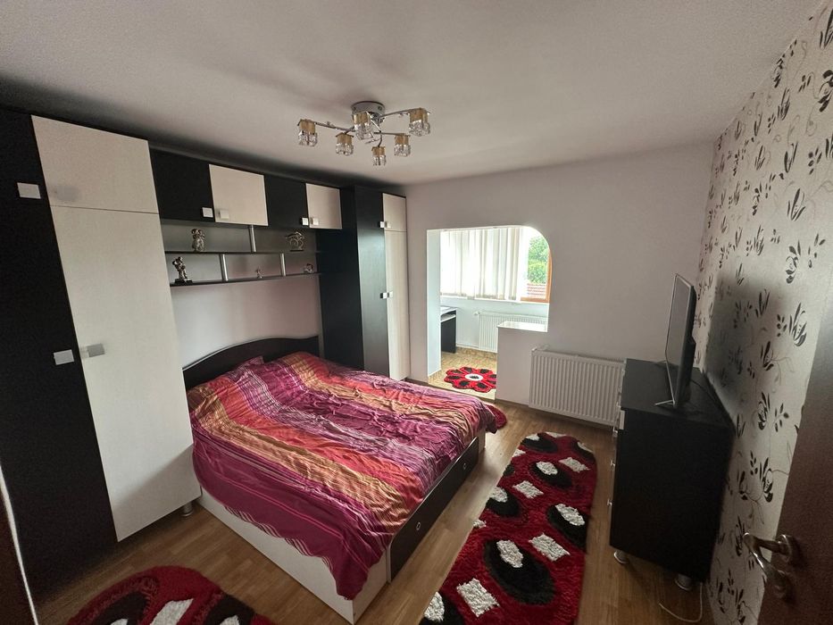 Închiriez apartament cu 3 camere în Caransebeș