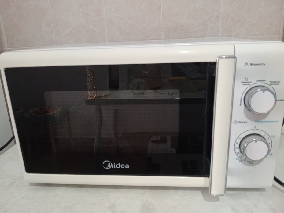 Микроволновые печь Midea MM720CPO-S