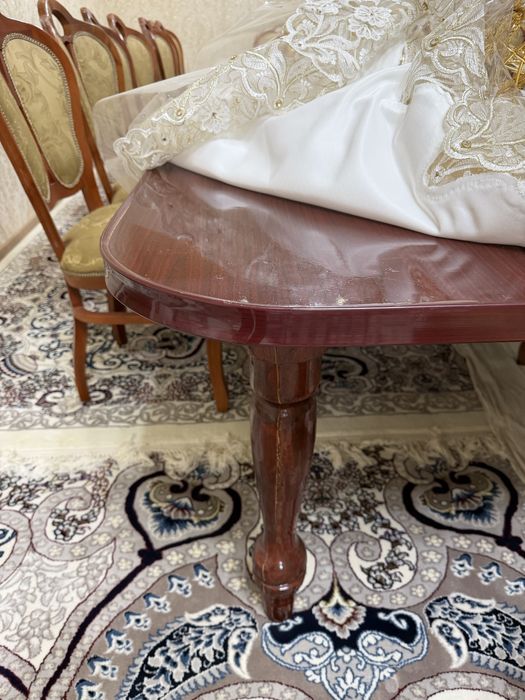 Продается большой стол и 16 стульев