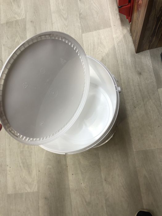 Вёдра пластиковые с крышкой