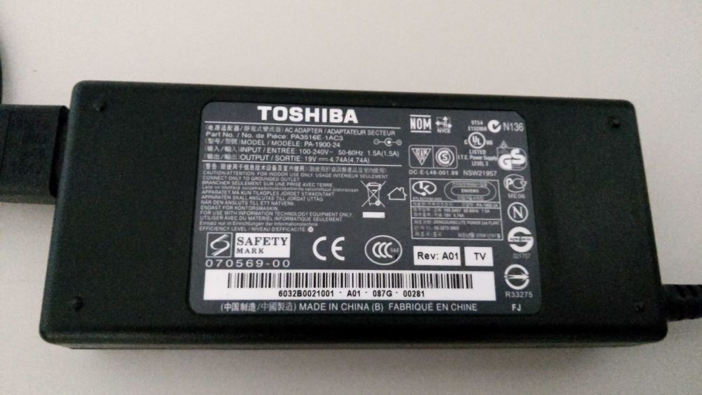 Laptop Toshiba 18,4 inchi i5 SSD 128 GB Nvidia HDMI Bluray camera