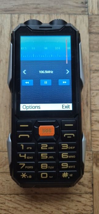 Мобилен телефон Yeemi Q9 с 4 SIM карти За възрастни хора, лов, риболов