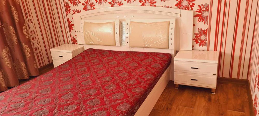 Продается кровать с тумбочками