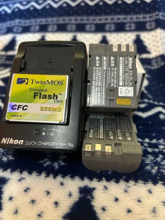 Nikon D300S + 18-70 DX VR + CF card + зарядно + 2 бр батерии Nikon