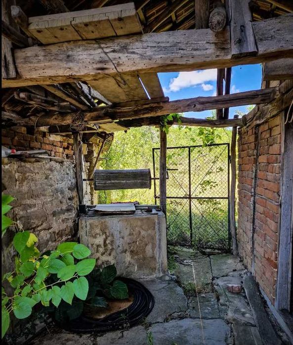 Продава се къща с голям двор и постройки в с. Ловнидол, общ. Севлиево!