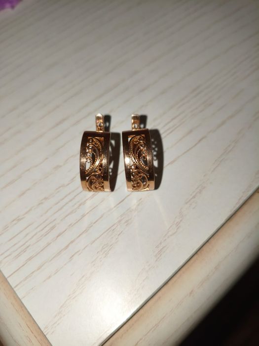 Продам золотые серьги