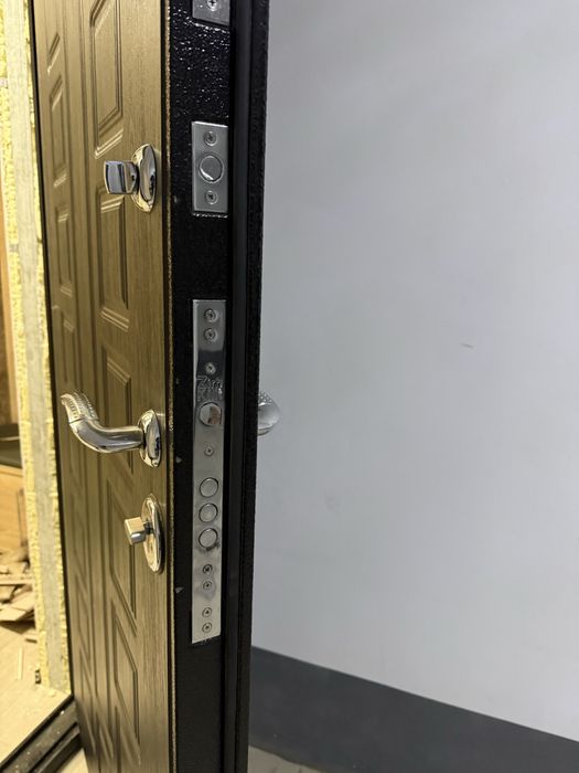 Продам железную б/у дверь