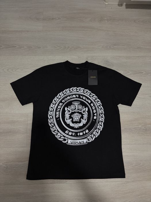 Tricou Versace model 2026