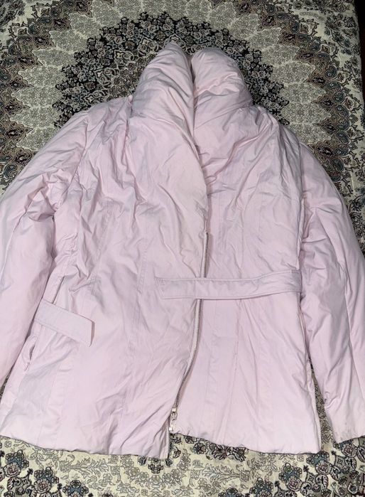 Розовая дутая куртка