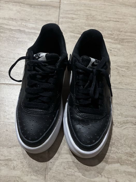 Обувки на Nike.