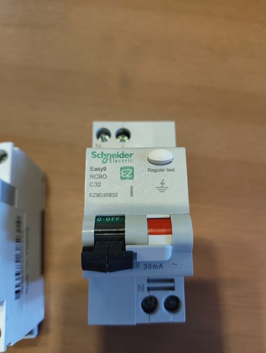 3 siguranțe DPN 10A 16A 20A + 1 Disjunctor RCBO c32