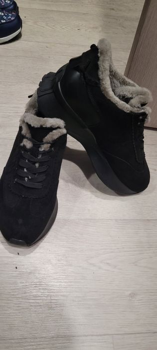 Продам кроссовки зима