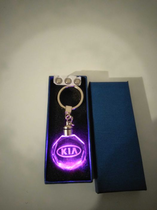 Breloc auto din cristal cu LED - Logo Kia