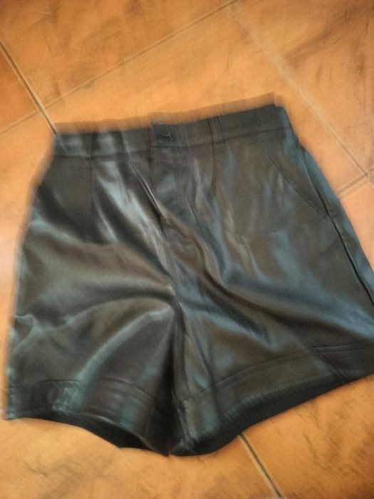 Кожанный шорты сатылады.